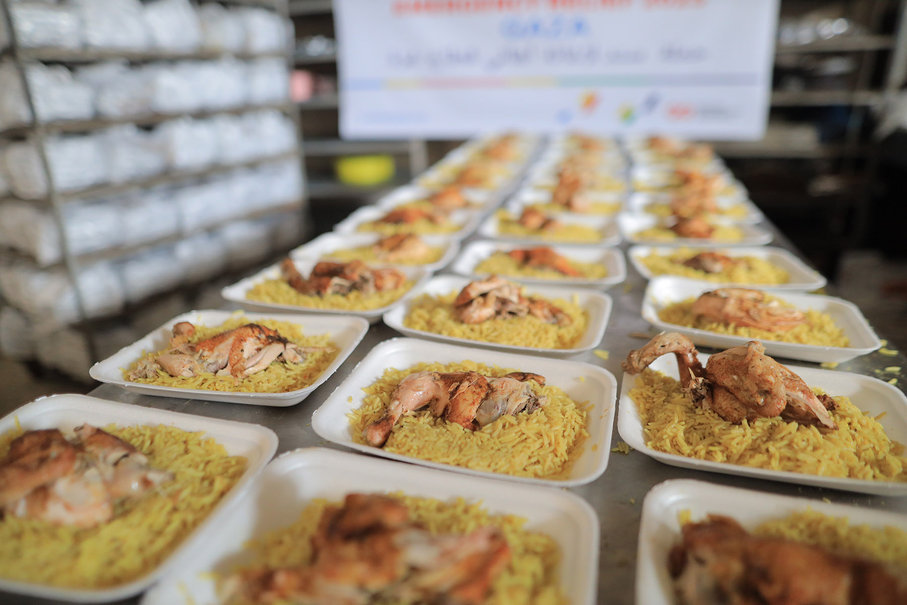 Delta i kampanjen för att tillhandahålla och distribuera Iftar-måltider till en miljon behövande individer i Mellanöstern och Afrika